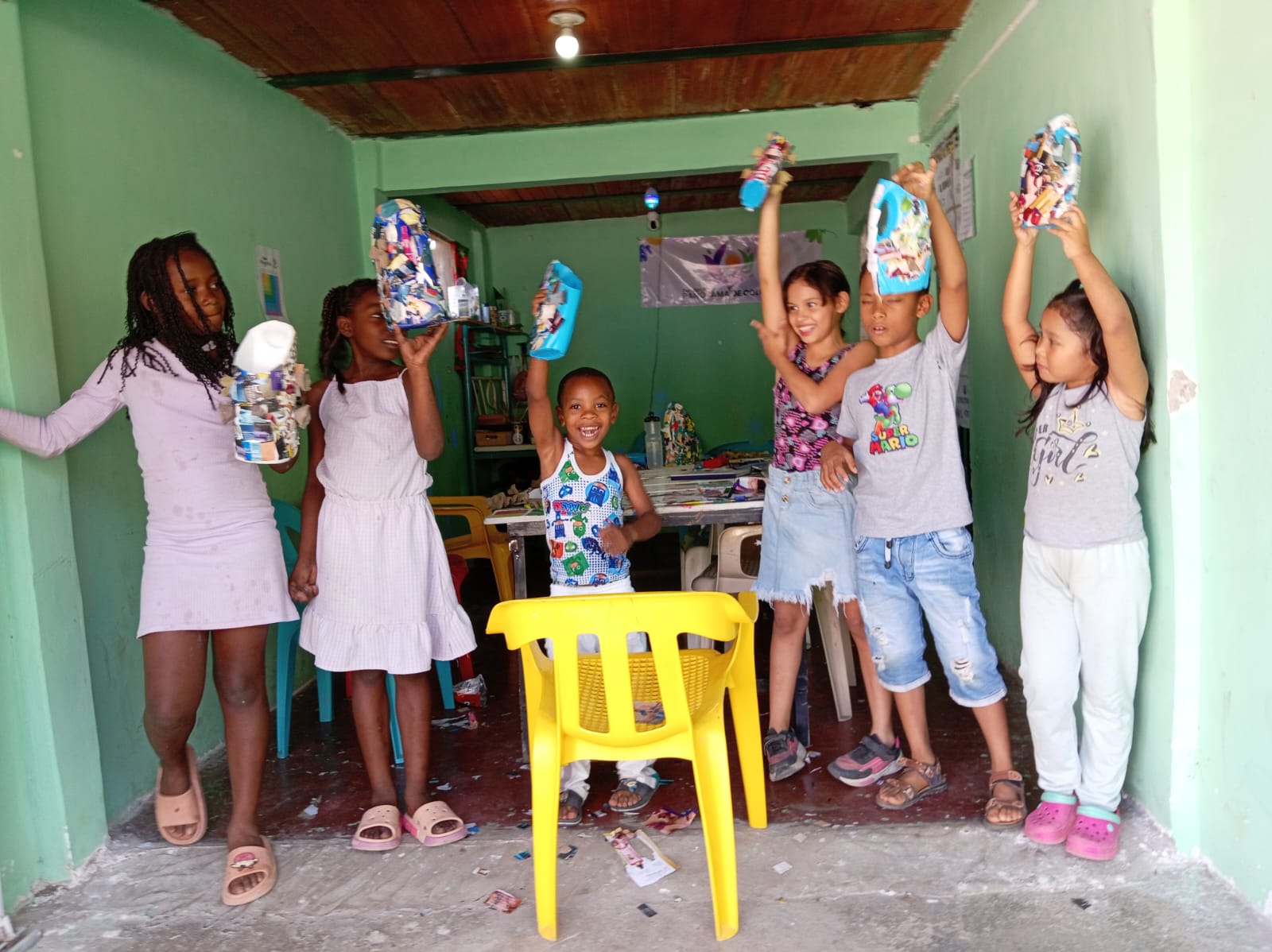 Niños mostrando sus creaciones