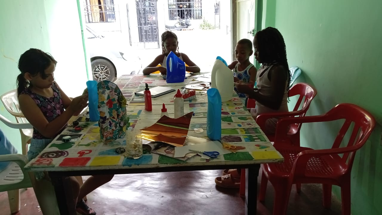 Familia participando en actividades